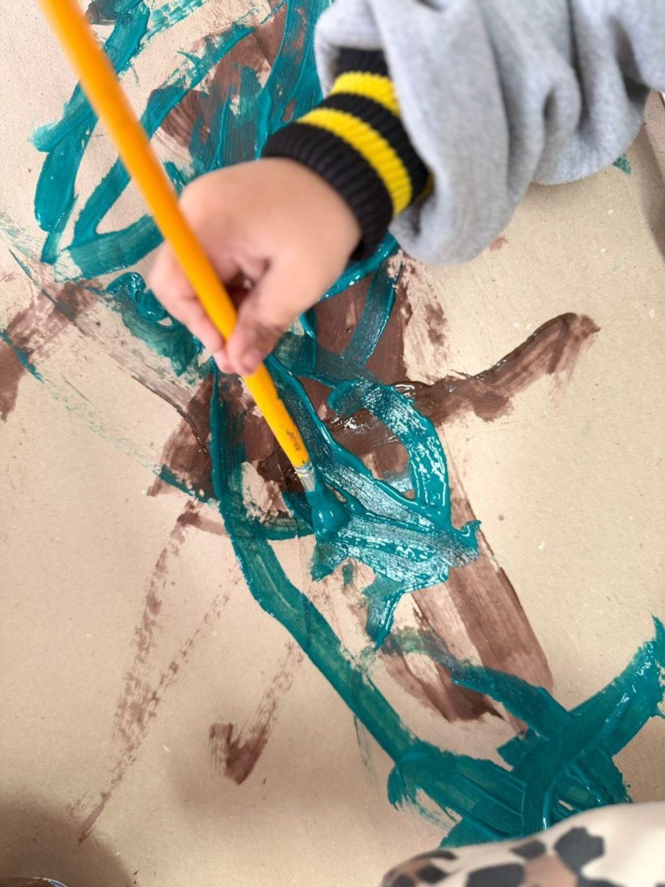 Criança pintando com tinta natural