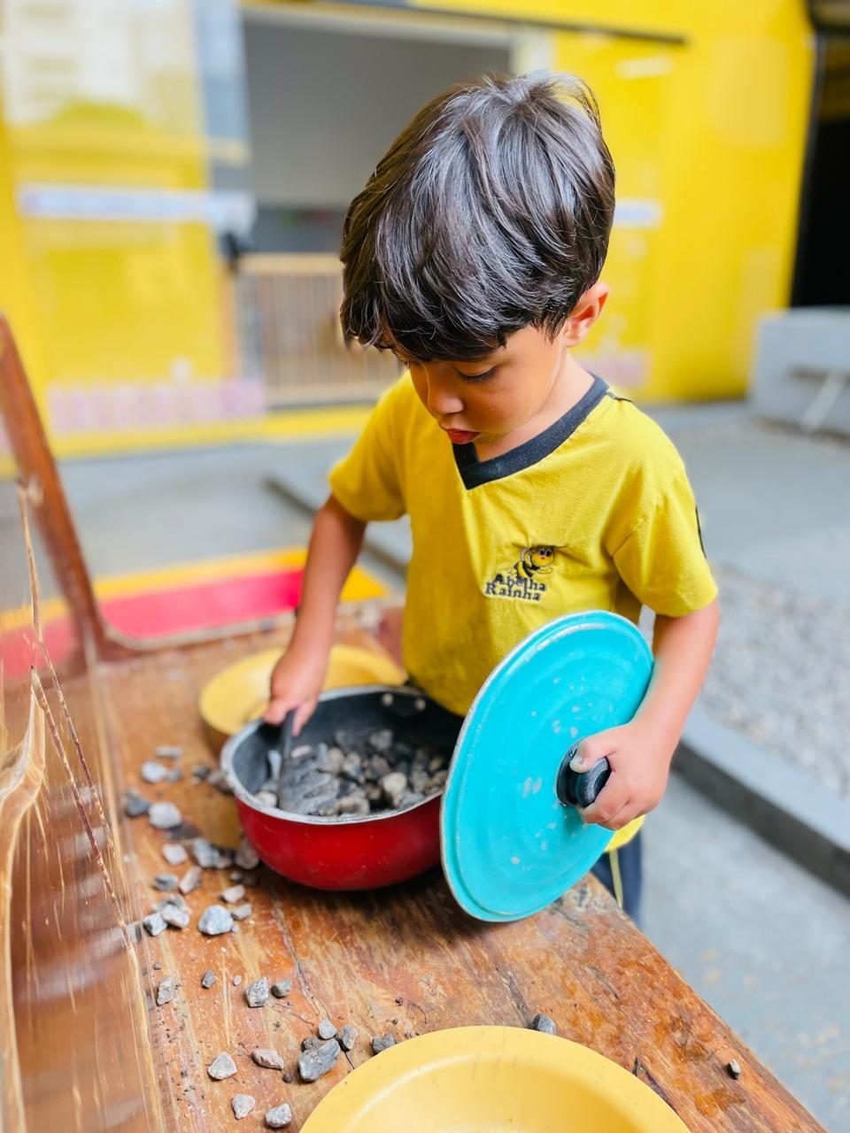 Criança explorando texturas