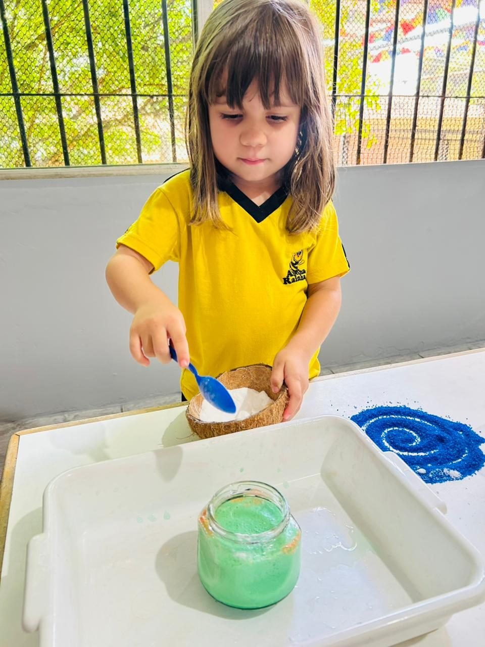 Criança pintando